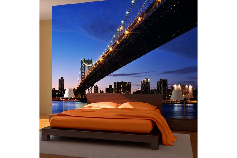 Fototapet Manhattan Bridge Opplyst Om Natten 350x270 - Artgeist sp. z o. o. - Innredning - Veggdekorasjon - Tapeter - Fototapeter