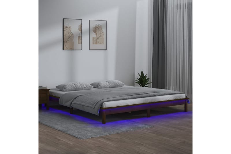 beBasic Sengeramme med LED honningbrun 140x200 cm heltre - Brun - Møbler - Senger - Sengeramme & sengestamme