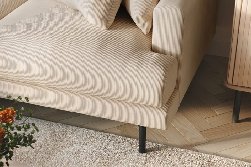 Menard Dyp 4-seters Manchester Divansofa 250 cm - Beige - Møbler - Sofaer - Sofa med sjeselong - 4 seters sofa med divan