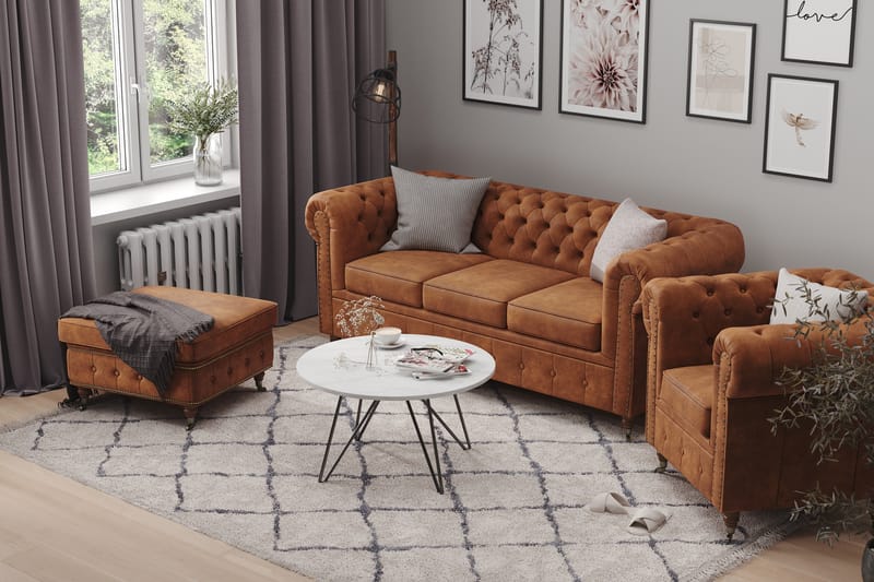 Chesterfield Deluxe Sofagruppe 3+2 Lærutseende - Cognac / Brun - Møbler - Sofaer - Sofagrupper - Chesterfield sofagruppe