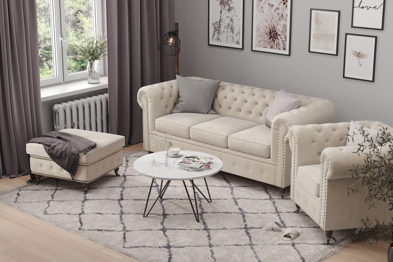 Chesterfield Deluxe Sofagruppe 3+2+1 med Fotskammel Fløyel - Beige - Møbler - Sofaer - Sofagrupper - Howard sofagruppe