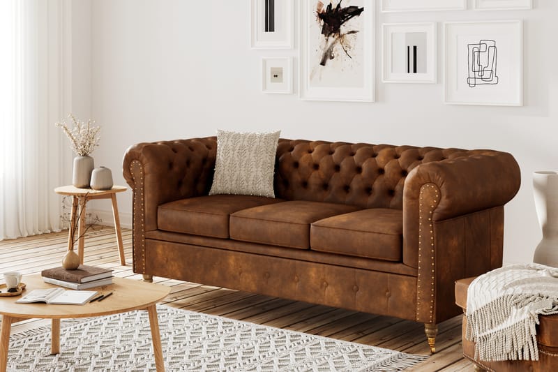 Chesterfield Deluxe Sofagruppe 3+2+1 med Fotskammel Lærutseende - Cognac / Brun - Møbler - Sofaer - Sofagrupper - Howard sofagruppe