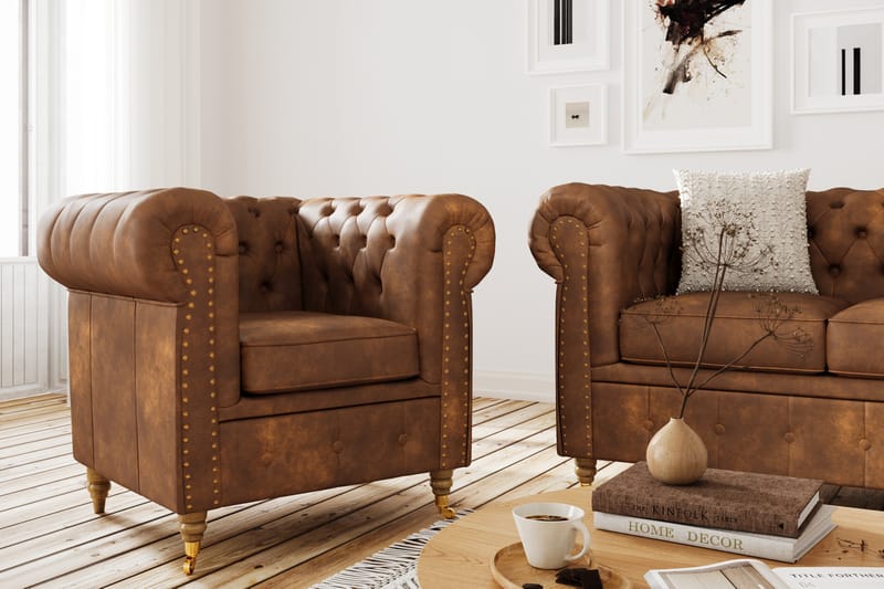 Chesterfield Deluxe Sofagruppe 3+2+1 med Fotskammel Lærutseende - Cognac / Brun - Møbler - Sofaer - Sofagrupper - Howard sofagruppe