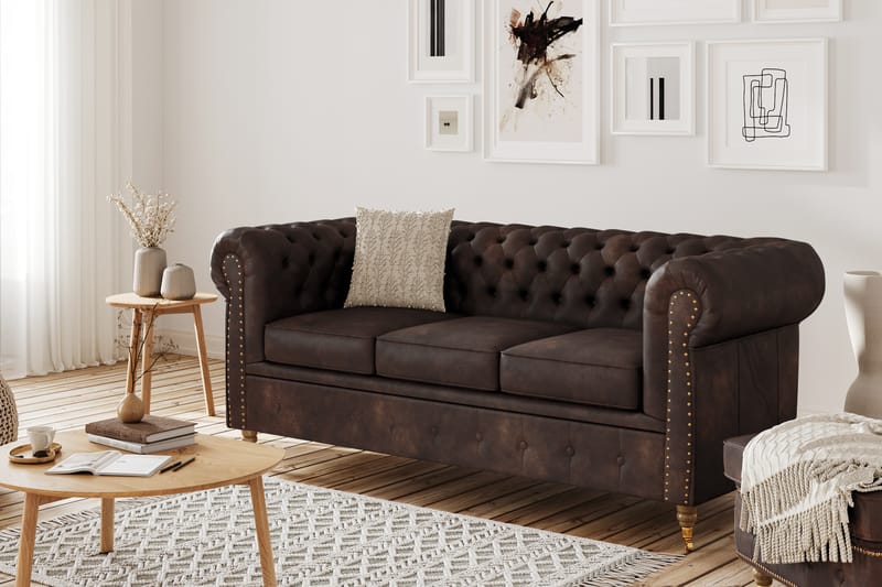 Chesterfield Deluxe Sofagruppe 3+2+1 med Fotskammel Lærutseende - Mørkebrun - Møbler - Sofaer - Sofagrupper - Howard sofagruppe