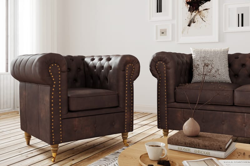 Chesterfield Deluxe Sofagruppe 3+2+1 med Fotskammel Lærutseende - Mørkebrun - Møbler - Sofaer - Sofagrupper - Howard sofagruppe