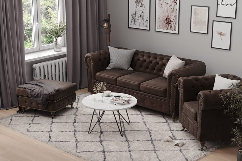 Chesterfield Deluxe Sofagruppe 3+2+1 med Fotskammel Lærutseende - Mørkebrun - Møbler - Sofaer - Sofagrupper - Howard sofagruppe